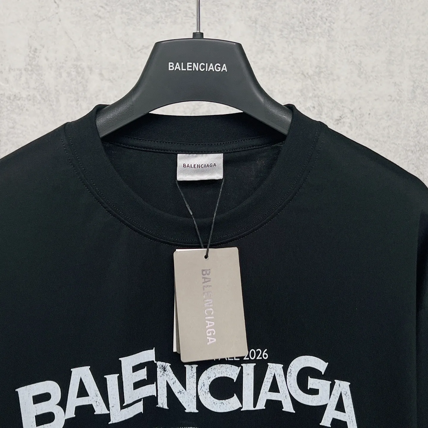 【 . Quality】BALENCI*GA/ .SS 26 New Arrival 。 Balenclag* T 。 . Authentic 。 ！ ZP 。 260 ， . ， ， 。 。 ， 。 OS . Same Style ：BL 263779 ：Black， Size：XS S M L